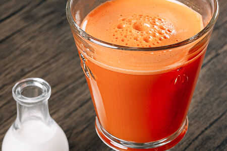 Морковный свежевыжатый сок со сливками