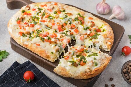 Пицца с куриным филе и соусом Базилик