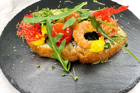 Брускетта с креветкой и томатами