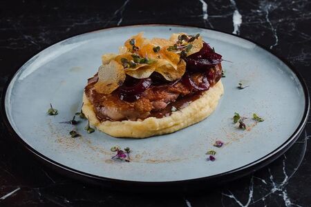 Утиное филе с пюре и чипсами из картофеля