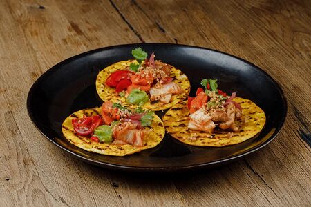 Тако с кунжутным цыпленком и хумусом из батата