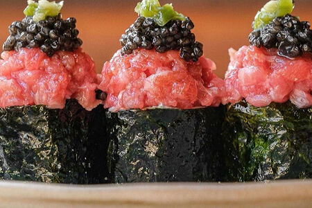 Хэнд-ролл Торо, авокадо, черная икра