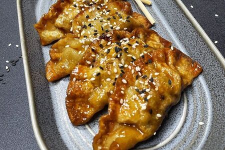 Дамплинги с креветкой жареные на воке