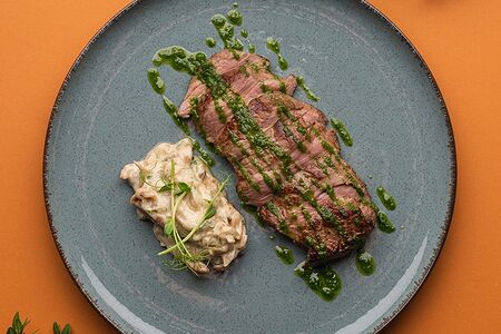 Стейк говядины с рану из вешенки