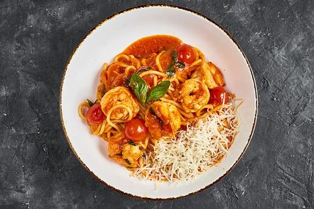 Паста с томатами и креветками