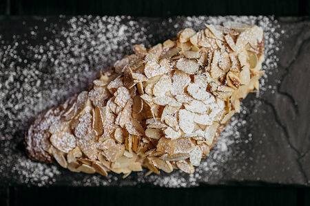 Круассан с миндалем