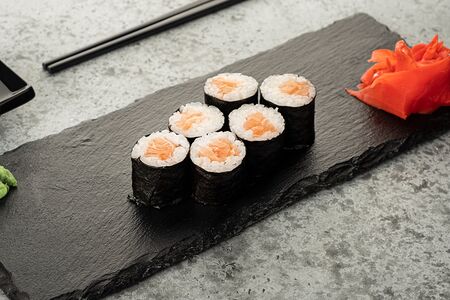 Ролл с лососем