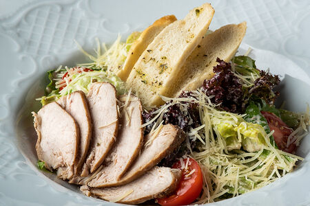 Салат Цезарь с курицей доставка