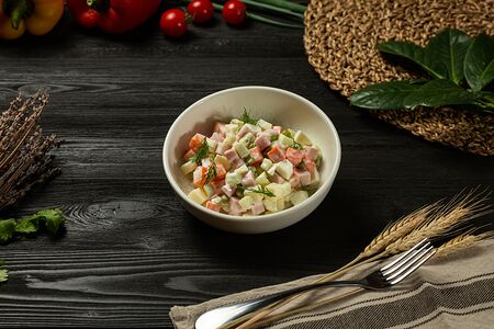 Оливье с ветчиной из индейки и домашней сметаной