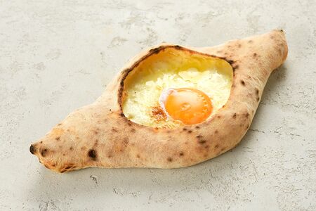 Пиде с сыром и яйцом