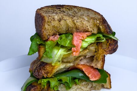 Сэндвич с красной рыбой