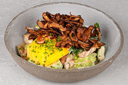 Теплый салат с курицей, шпинатом и манго