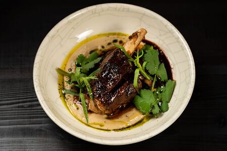 Томленная в печи голень ягненка с пюре из корня сельдерея