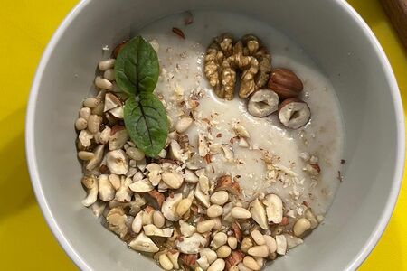 Каша овсяная на молоке с орехами