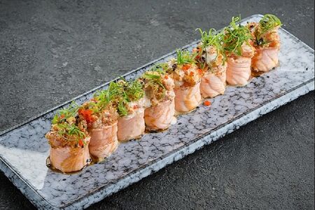 Опаленный с лососем и острым тунцом