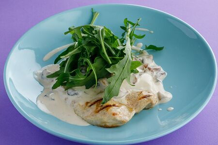 Куриная грудка под соусом из грибов