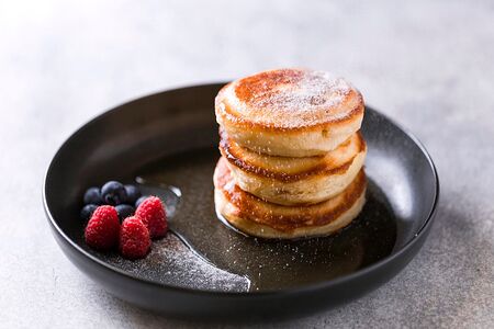 Оладьи с ягодами в кленовом сиропе