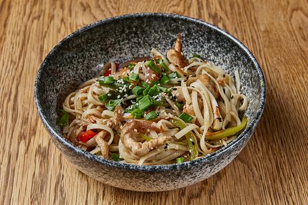 Вок с курицей и лапшой удон