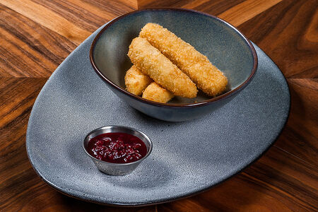 Жареный сыр с брусничным соусом