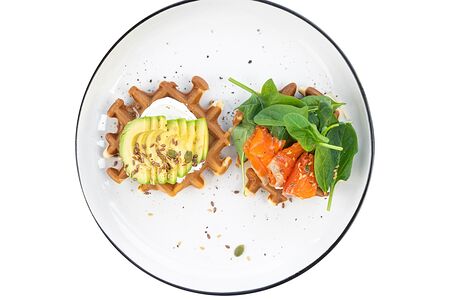 Вафли с лососем и авокадо