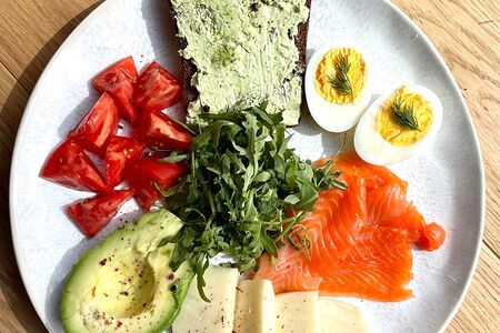 Полезная тарелка с малосольной форелью