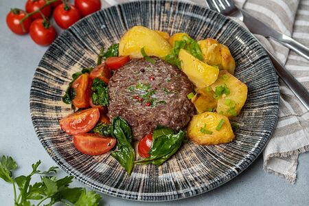 Рубленый бифштекс с картофелем