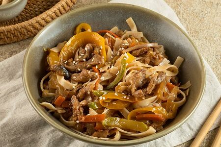 Рисовая лапша «вок» с курицей и овощами