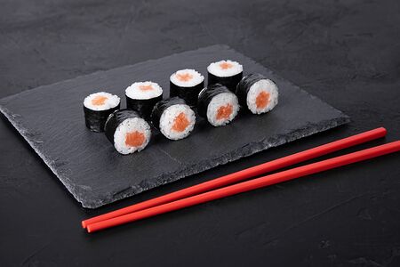 Ролл с лососем