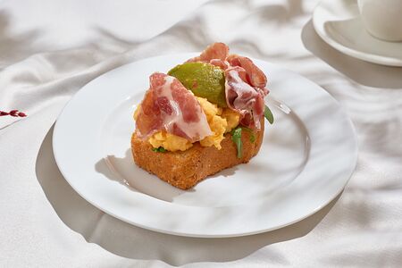 Бриошь с трюфельным скрэмблом и коппой