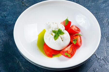 Буратта с печеным перцем и томатом