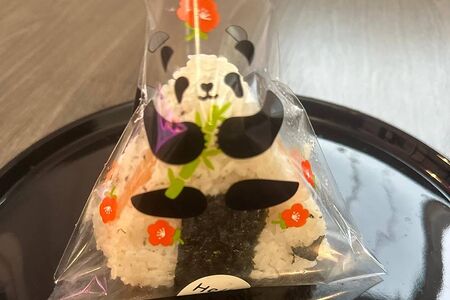 Онигири с лососем