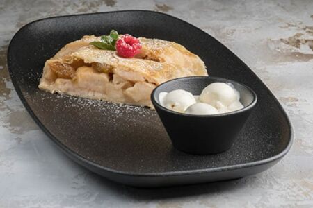 Штрудель яблочный с пряной корицей