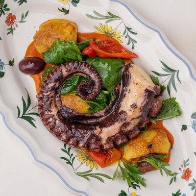 Осьминог на хоспере с соусом ромеско