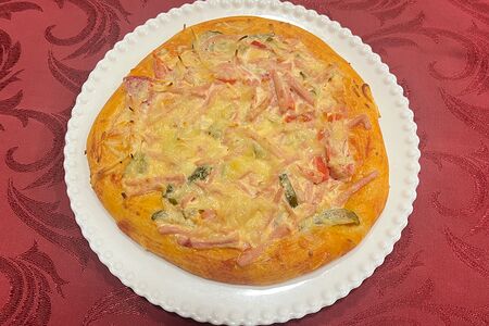 Пицца с колбасой