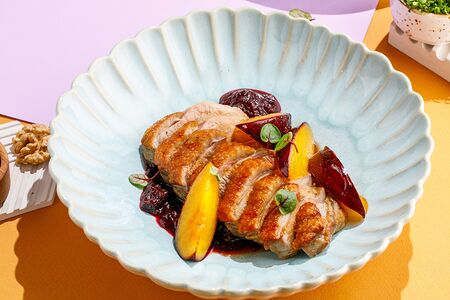 Утиная грудка со сладкой сливой 