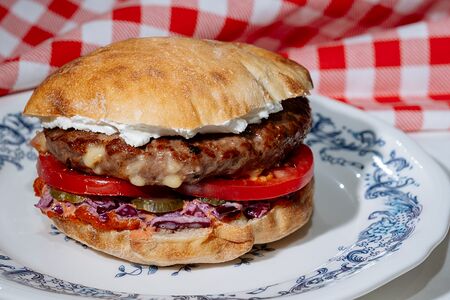 Гурманская плескавица в булочке