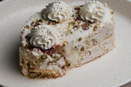 Меренговый рулет с земляникой