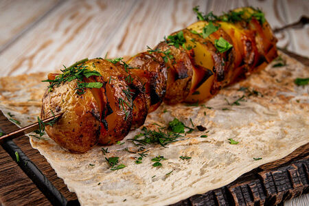 Картофель с салом на мангале