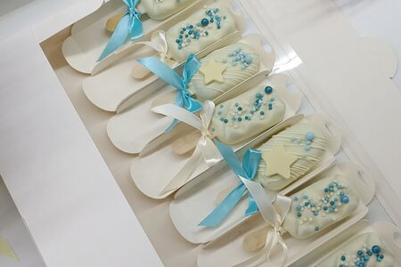 Ассорти кейк-попсов эскимо в белом шоколаде в бело-голубом декоре