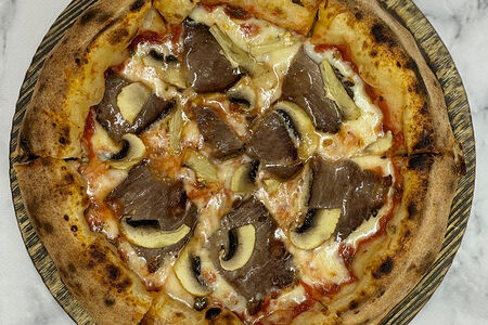 Пицца с домашней пастрами из говядины и грибами 