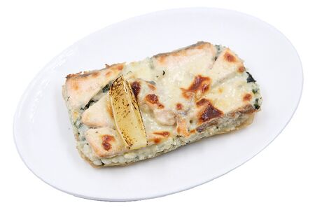 Лосось на подушке из риса с соусом блю чиз