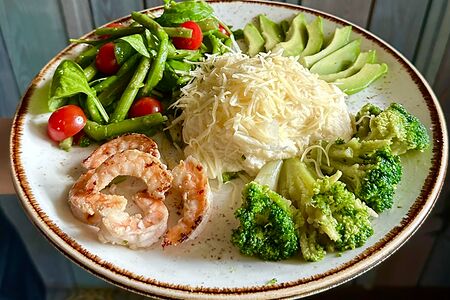 Боул с креветками, скрэмблом и овощами