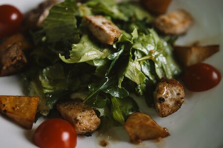 Салат с карамелизированной курицей