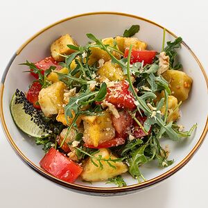 Теплый салат с жареными баклажанами, руколой и орехами и сливочным сыром