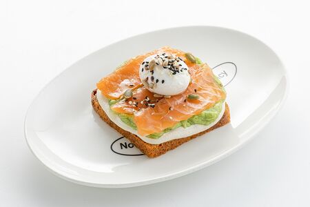 Авокадо тост c яйцом пашот и лососем на безглютеновом хлебе