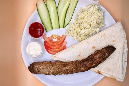 Люля-кебаб на тарелке