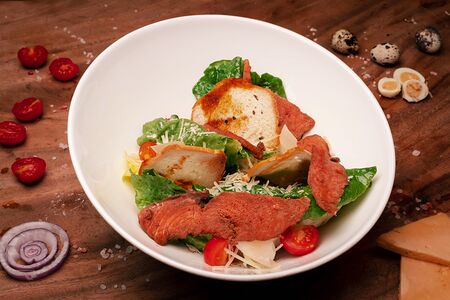 Салат Цезарь с лососем