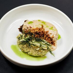 Говяжьи щеки с картофелем и сливочно-горчичным соусом