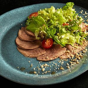 Салат с говяжьим языком