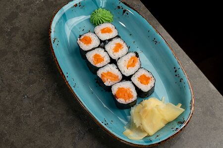 Ролл с лососем